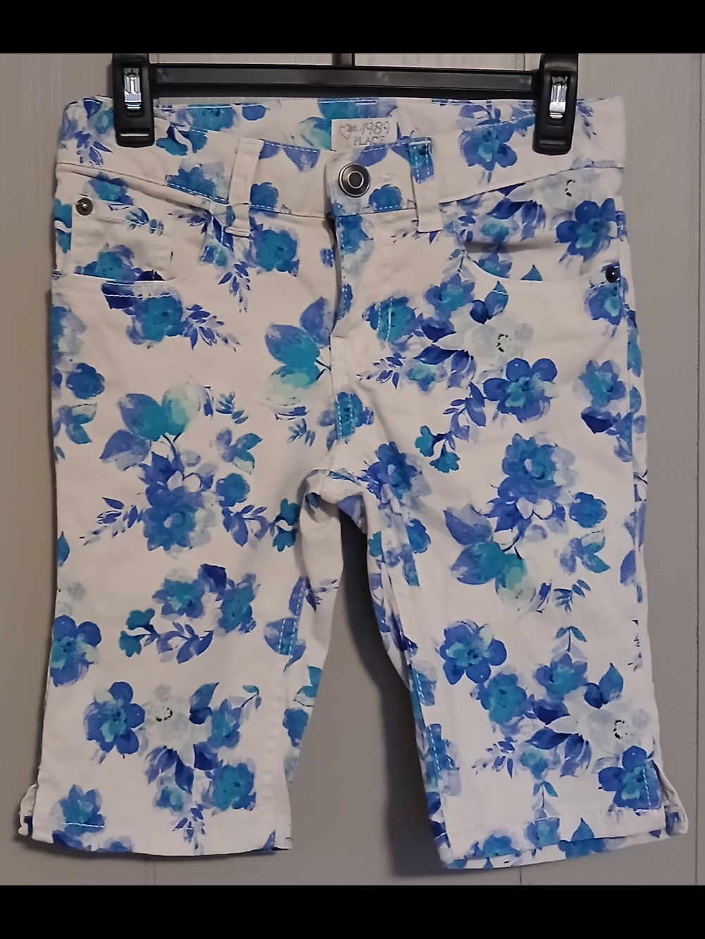 The Childrens Place Girls Size 6/7 Blue Floral Shorts Capri